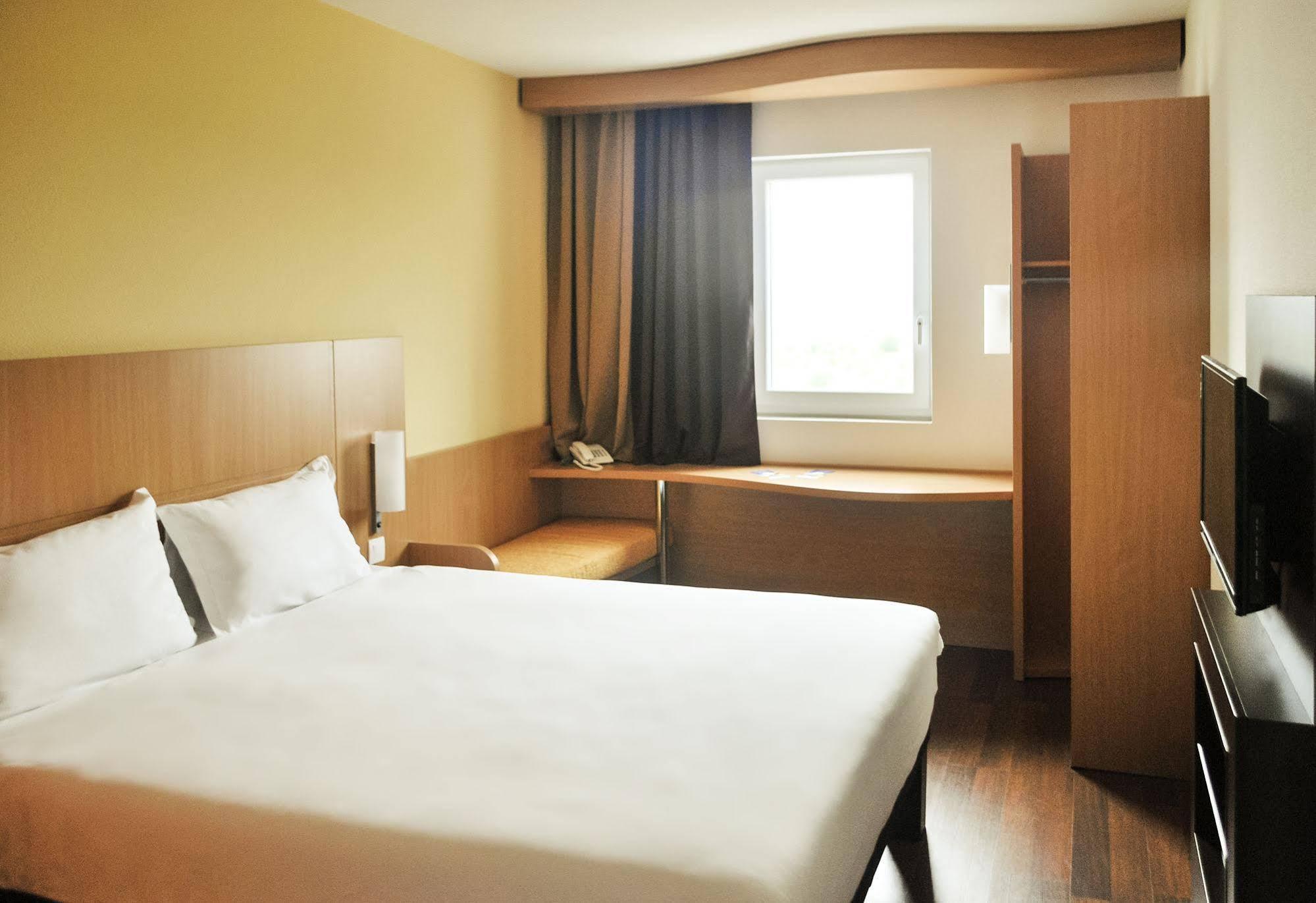 Hotel Ibis Airport 3*